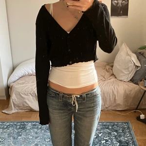 Svart kofta - En jättefin svart kofta som knappt är använd 💕