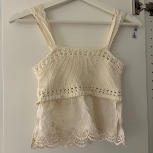 Zara topp - Zara topp i stickat material. Storlek XS i beige färg. Inga skador eller annat. 