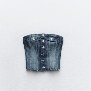 Jeans tubtopp med knappar - Skit snygg jeans topp från zara som är helt slutsåld som jag säljer för att den knappt kommit till användning. Inga defekter. Skriv om frågor eller fler bilder🤗