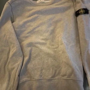 Snygg tröja i Stone Island - Fin använd tröja, bra kvalité inga noppor men tyvärr slitage på en av ärmarna därav priset. Storlek 156