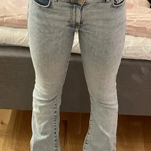 Ljusblå bootcut jeans - Snygga ljusblå bootcut jeans.low flare waist M length 31.lite kort i längden för mig som är 170cm men inget jag ser som ett problem 