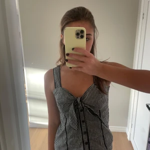 Svartvit rutig klänning - Snygg svartvit rutig topp som passar perfekt till fest och nu till våren och sommaren!