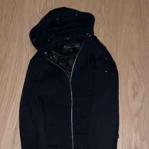 Moose knuckles Kofta/jacka - En fin moose knuckles som inte kommit till användning då det inte är min stil. Skicket är 10/10 storlek S. följer även med päls som sitter på luvan och bredvid kedjan. Nypris är ca 3900kr. För mer frågor är det bara att skriva. Går att använda både på vinter och sommar.