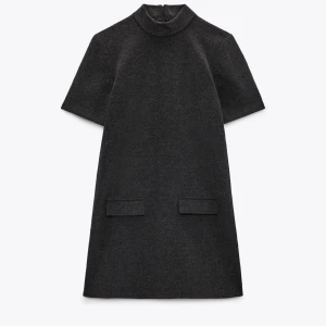 Svart klänning med hög krage - Supersöt stickad klänning med fejkfickor, tjockt material så perfekt nu under vintern/våren! Finna inte att köpa längre