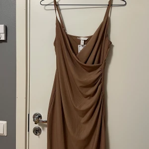 Ljusbrun klänning - Väldigt lätt material. Perfekt för sommarn