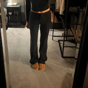 Svarta kostymbyxor - Svarta bootcut lowwaist kostymbyxor i stök 34 från bikbok, sparsamt använda, pris går att diskutera💕