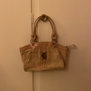 Väska - Säljer denna snygga älskade väskan! Den har både snygga detaljer och smart förvaring inuti✨