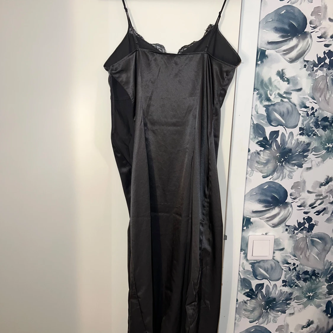 Svart långklänning med spetsdetaljer - 90