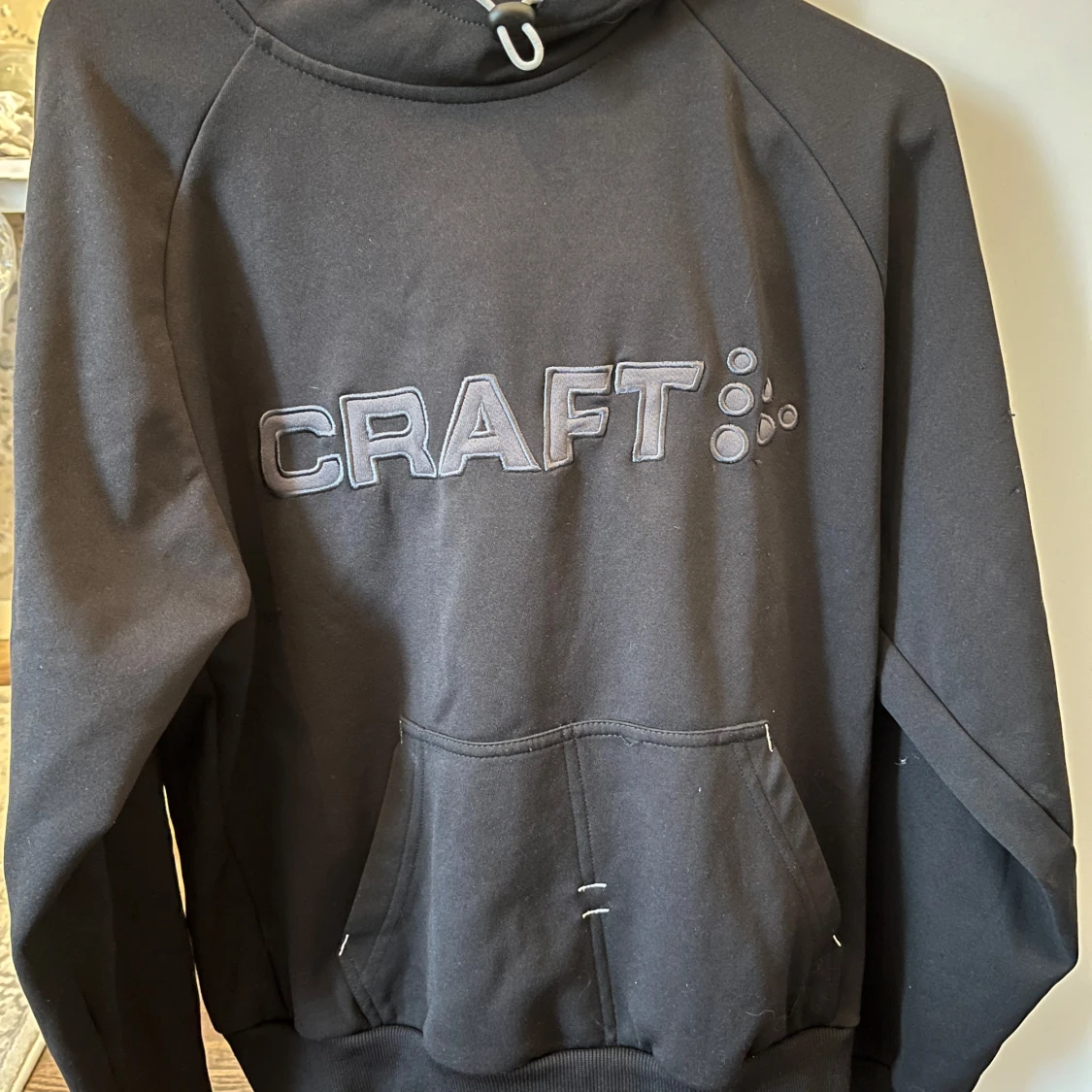 Svart hoodie från Craft