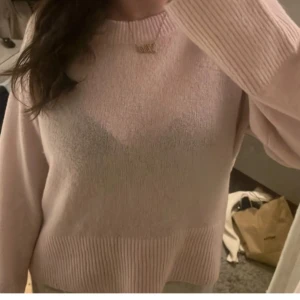 Ljusrosa stickad tröja från Gina  - Säljer en ljusrosa stickad tröja från Gina som aldrig använts Tröjan har en ribbad kant vid ärmslut och nederkant, v