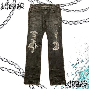 Number (N)ine Jeans‼️ - Jeans från Number (N)ine🩸 Använda men fett bra skick förutom att tagen har fadeat lite🤧 Ser tvär feta ut on body‼️🐍 Hmu om du har frågor eller vill köpa
