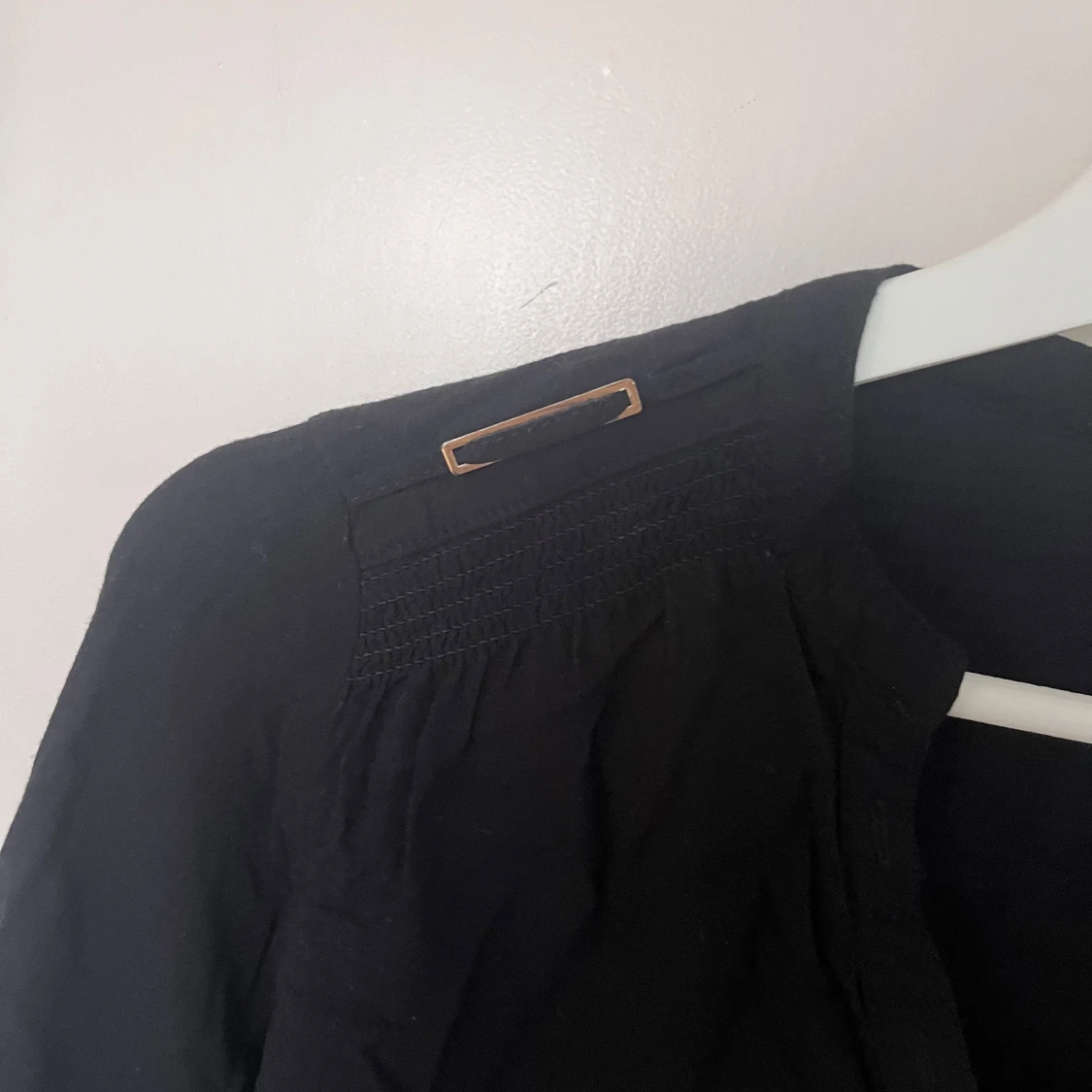 Svart blus med knappar - 90