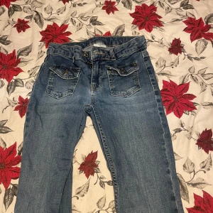 jeans med ficka fram - Ett par jeans från kappahl, i stoleken 152. Jeansen har använts innan men är fortfarande i ett bra skick. Jag köpte jeansen för 379 kr💓