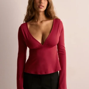 Nelly topp - Superfin topp från nelly i en vinröd färg, helt ny oanvänd. Nypris 299kr