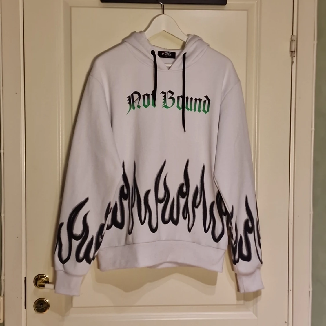 Vit hoodie med flammönster från F26