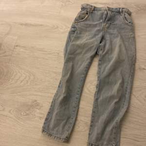 Säljer ett par ljusblå jeansbyxor från Zara i storlek 10. Byxorna har en klassisk femficksdesign med dragkedja och knapp framtill. Perfekta för en avslappnad stil.