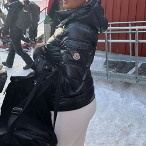 Moncler Bady - Säljer min fina moncler jacka då den tyvärr blivit för liten för mig 🖤 Den är i fint skick men serietidningen har dock lossnat men kommer med när man köper jackan🖤 Den är i storlek 3 och passar en S/M. Skickar mer bilder privat
