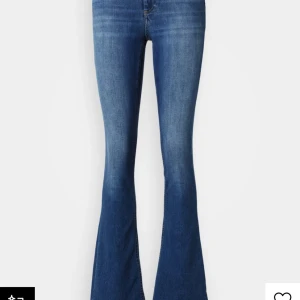 Blå bootcut jeans från ONLY - Snygga blå bootcut jeans från ONLY i storlek XS, längd 34🥰 passar mig perfekt som är 175 cm. De har en klassisk femficksdesign och är perfekta för en avslappnad stil. Jeansen har en bekväm passform och är tillverkade i ett stretchigt denimtyg.
