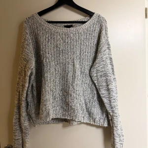 Grå stickad tröja från Forever 21 - Mysig grå stickad tröja från Forever 21. Perfekt för kyliga dagar med sin avslappnade passform och långa ärmar. Den har en enkel design som gör den lätt att matcha med olika outfits.