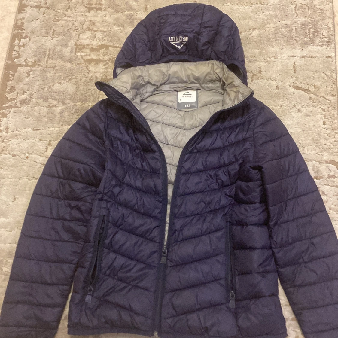 Mörkblå pufferjacka från McKinley