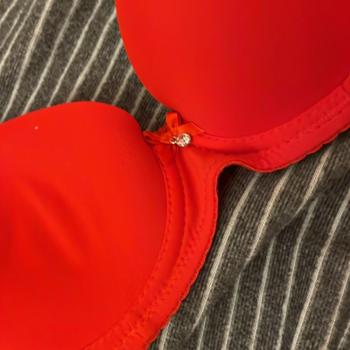 Röd bh med strassdetaljer - 91