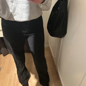 Svarta jeans från Levi's - Snygga svarta jeans från Levi's med en high loose passform. Perfekta för en avslappnad stil med en hög midja som ger en bekväm känsla. Passar bra till både sneakers och boots. + frakt 