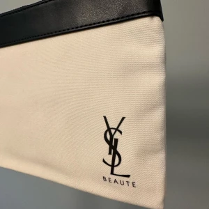 Ny Yves Saint Laurent Beauté Black pouch / sminkväska - Ny Yves Saint Laurent Beauté Black pouch/sminkväska. Mått 23x14x1cm.