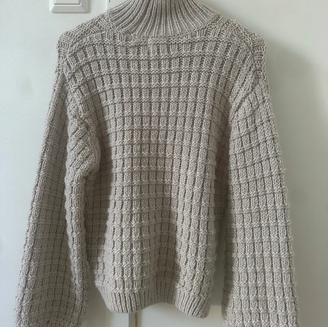 Beige stickad polotröja