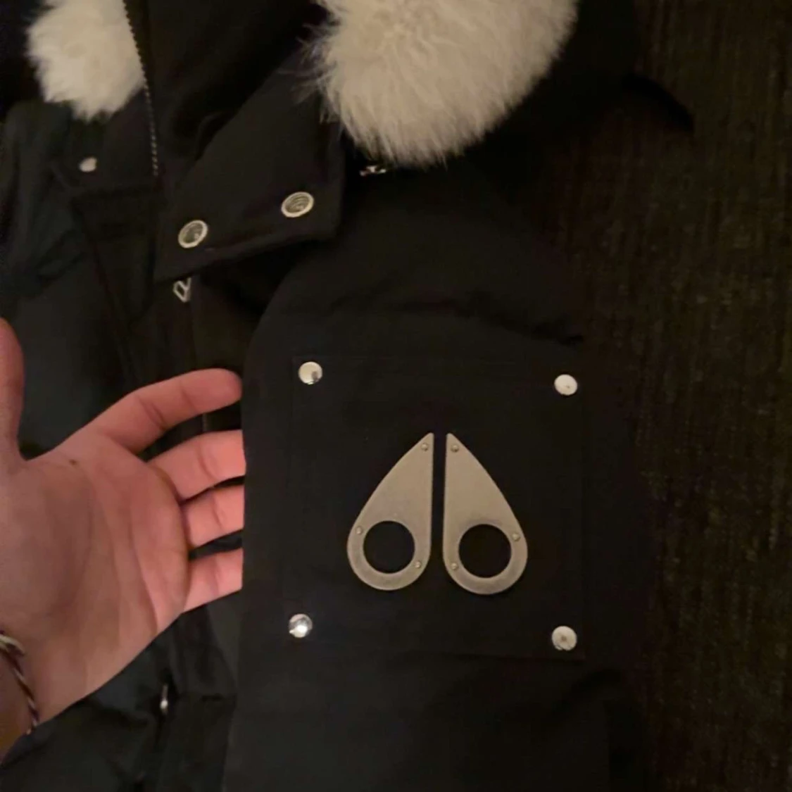 Svart dunjacka med pälsdetalj - 92