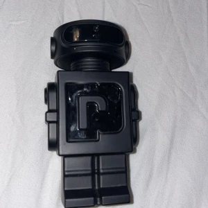 Parfym - Paco rabbane phantom parfum 50 ml knappt använd, ca 47 ml kvar. Köpt för 1100kr men fick inte tillfälle för att använda så säljer den.