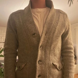 Grå kofta  - Tjena säljer nu min snygga cardigan! Tröjan är nästintill oanvänd och har inget tecken på användning. Hör av er för fler bilder eller frågor