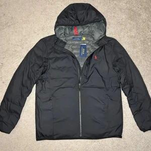 Ralph lauren jacka(helt ny) - Helt ny jacka från polo Ralph Laurent. Nypris 4295 mitt pris 1499. Den är givetvis äkta och den går att packa ner i en liten påse. Hör av er vid funderingar, Mvh!