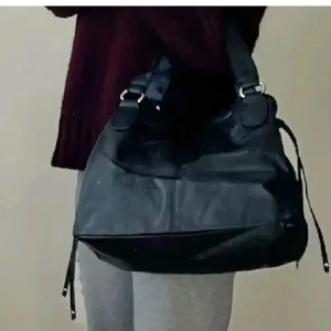 Väska  - Helt ny. 36 cm x 26 cm x 16 cm. Använd gärna KÖP NU om du vill köpa.