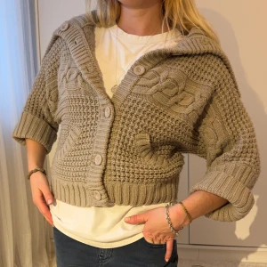 Kofta - Så så fin kofta med trekvartsärmar i storlek 10, passar som xs-m skulle jag säga. Blek lila/grå färg🩶sista bilden visar färgen bäst