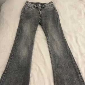 Grå jeans - Ett par grå utsvängda midwaisted jeans som inte kommer till någon användning längre. De är ganska stretchiga.