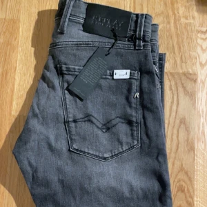 Replay anbass - Tjena! Säljer ett par riktigt sjyssta replay anbass i strl 31 34! Färgen är grå svart! Dem är helt nya och oanvända, ny pris 1800! Mitt pris 799!  Allt gott Henning!(pris kan diskuteras) 