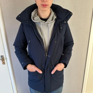 Dressman jacka - Säljer denna dressman jacka/rock. Köpt förra vintern använd 1 gång då den är för stor för mig. Skick 10/10. Modellen är 185 och väger 70 Nypris=1800. Pris kan absolut diskuteras. 