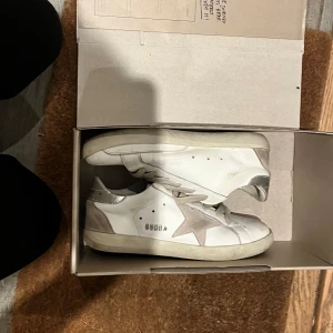 Golden goose  - Storlek 38 Nypris 5000 Dem är försmå för mig och säljer där av dem Låda följer med 