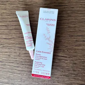 Clarins kräm🩷🌸Enligt deras hemsida:  Vad gör den så speciell? - Lindrar omedelbart känslan av obekväm hud. - Återfuktar intensivt. - Hjälper till att skydda mot yttre påfrestningar (föroreningar).