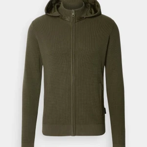 Indicode caridigan - Säljer en fet Indicode cardigan, mörk grön, slut såld överallt därför säljer jag den för 825 Priset är ej hugget i sten