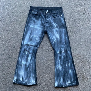 Black & White Flared Jeans - Säljer mina handgjorda flared jeans med en distressed baksida (se bilder) och sedan designade med en vit textilfärg. Rätt så lika Rick Owens Bolan Jeans i passformen! Storlek 33/32 eller 42cm i midjan, 104cm långa och 30,5cm i benöppningen.