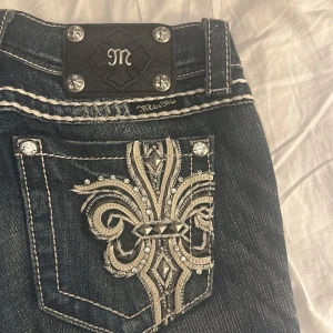 Miss me jeans  - Ett par skit snygga miss me jeans som är min mammas från när hon var ung. Dom är low waisted och jättesnygga fickor. Dom är straight vid benen men går att sy om man vill. Jag har gjort det med att par andra och det blev jättesnyggt💞