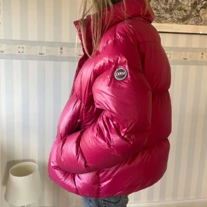 Colmar dunjacka - Supersnygg dunjacka från colmar. Helt slutsåld. Färgen cranberry, nypris 6000kr