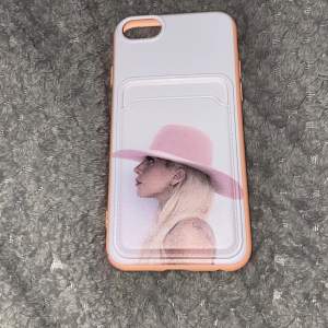 Mobilskal med Lady Gaga ”Joanne” album cover och korthållare🎶 Köpte fel modell så den kom aldrig till användning  Storlek: iPhone 8 Pris kan diskuteras