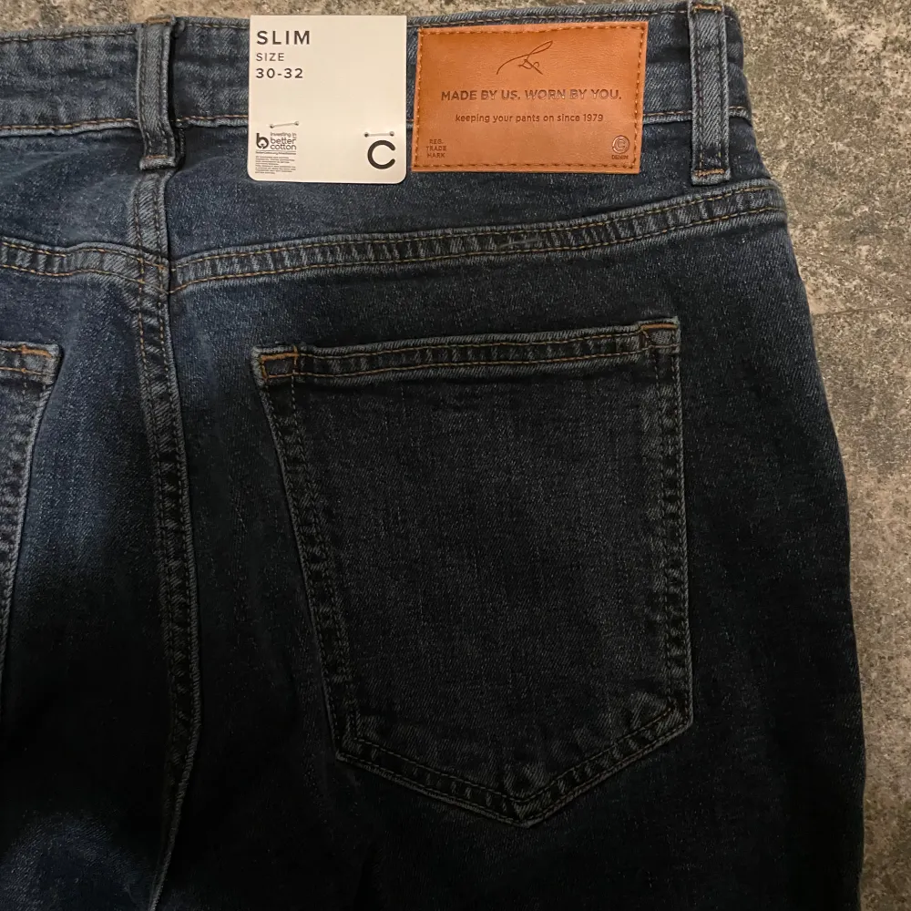 Aldrig använda  Slim fit Stora fickor Original pris: 600kr. . Jeans & Byxor.