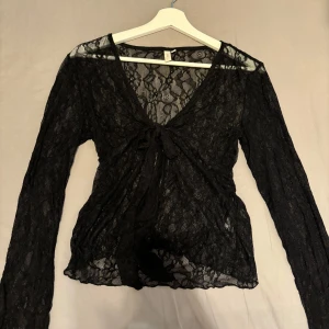 Spetstopp - Topp i spets från Nelly. Storlek m men går att knyta tightare. Aldrig använd 