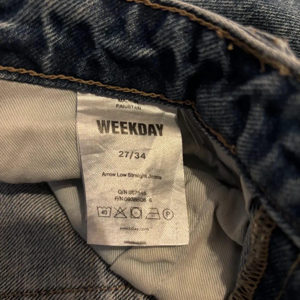 Jeans från Weekday i modellen Arrow. Lågmidjade, använda några gånger men bra skick 👍. W27 L34. Jeans & Byxor.