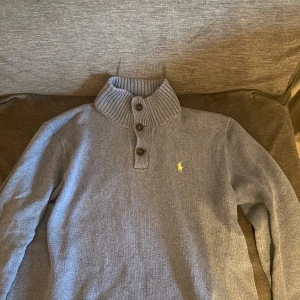 Ralph lauren tröja - Säljer denna riktigt feta Ralph lauren tröjan, den är i storlek M och passar perfekt nu när det börjar bli kallare. Skriv vid funderingar och skicka gärna prisförslag.