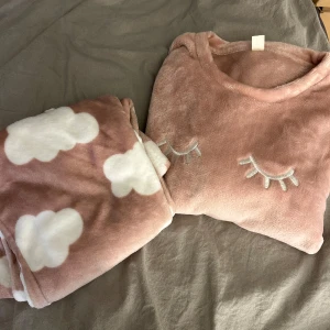 Pyjamas set - Väldigt mjukt ljusrosa pyjamas set från shein!  Aldrig använt då det var för litet för mig!🩷
