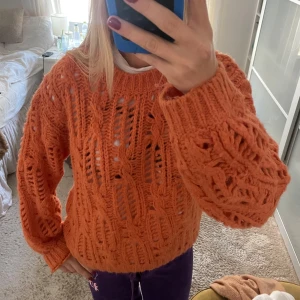 Orange stickad tröja  - Orange stickad tröja med små hål i sig- aldrig använd! Köpt second hand men originalt från Nelly 🧡